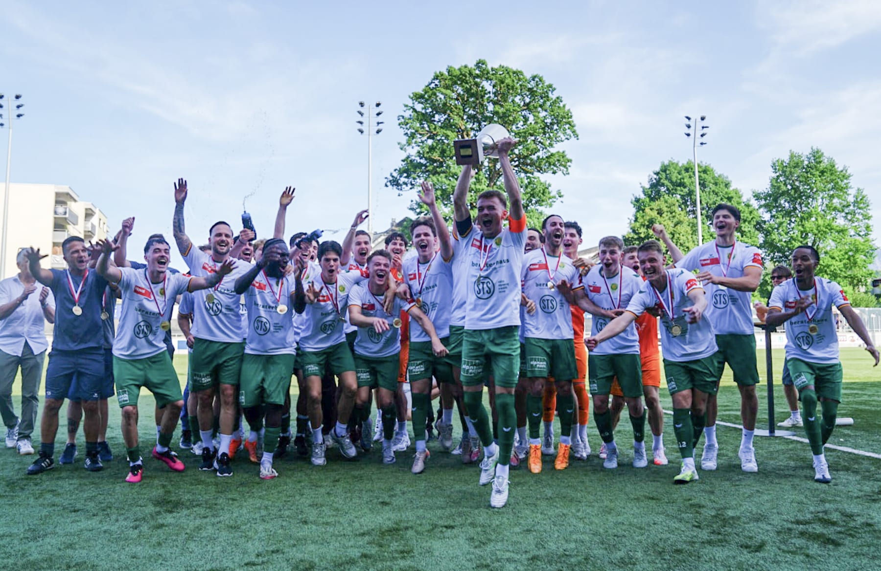 Der SC Kriens feiert den Meistertitel mit dem Pokal.