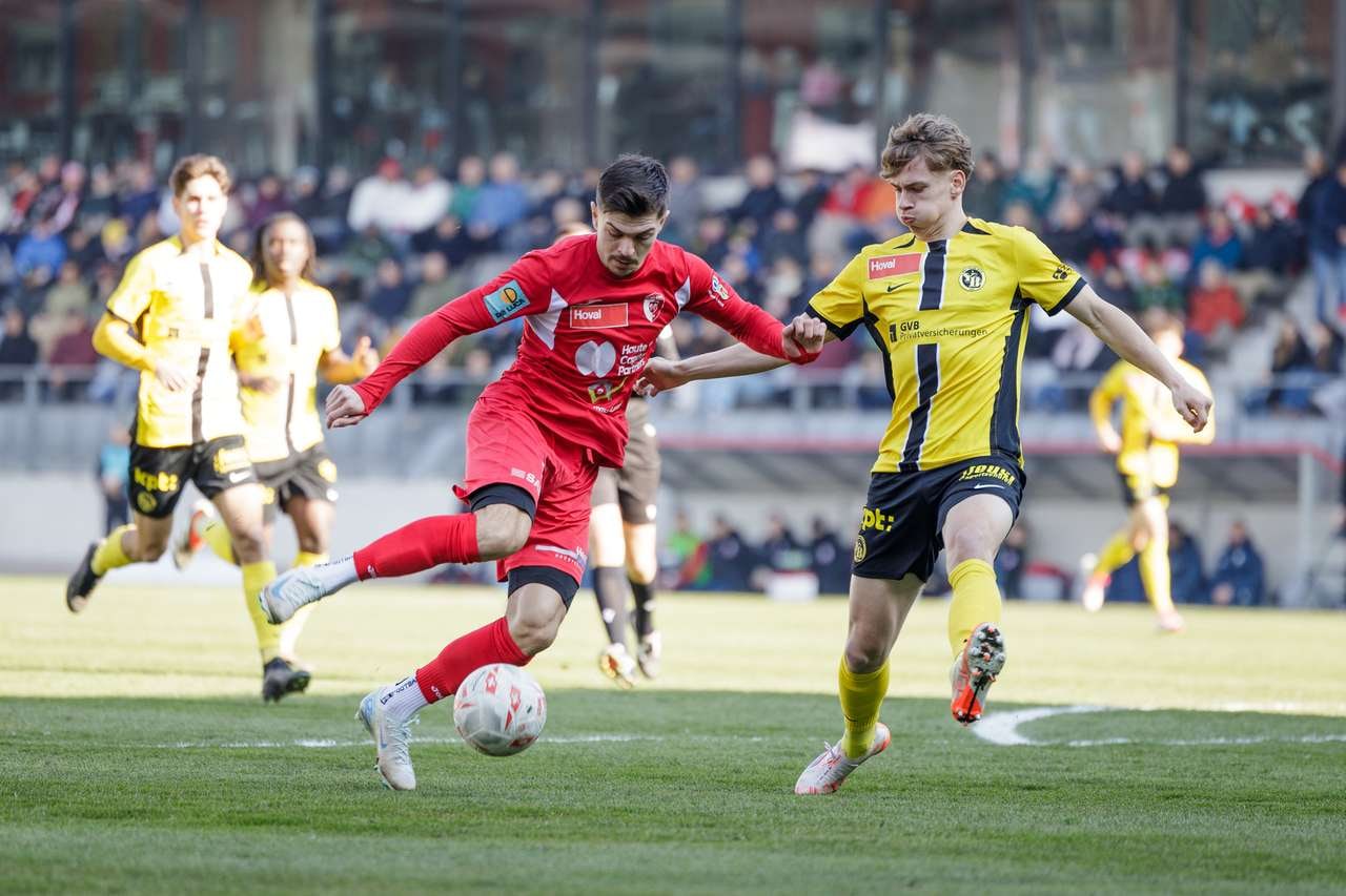 Omer Dzonlagic im Trikot des FC Biel-Bienne im Zweikampf.