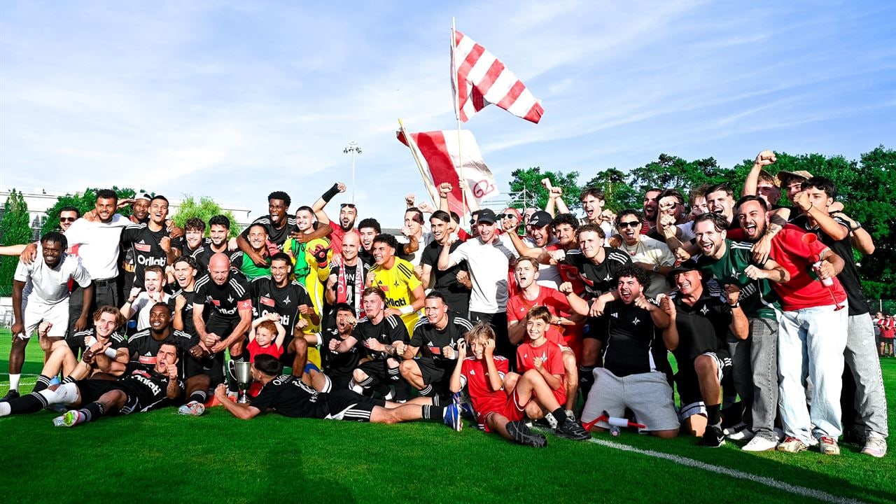Die Spieler des FC Amical Saint-Prex feiern den Aufstieg.
